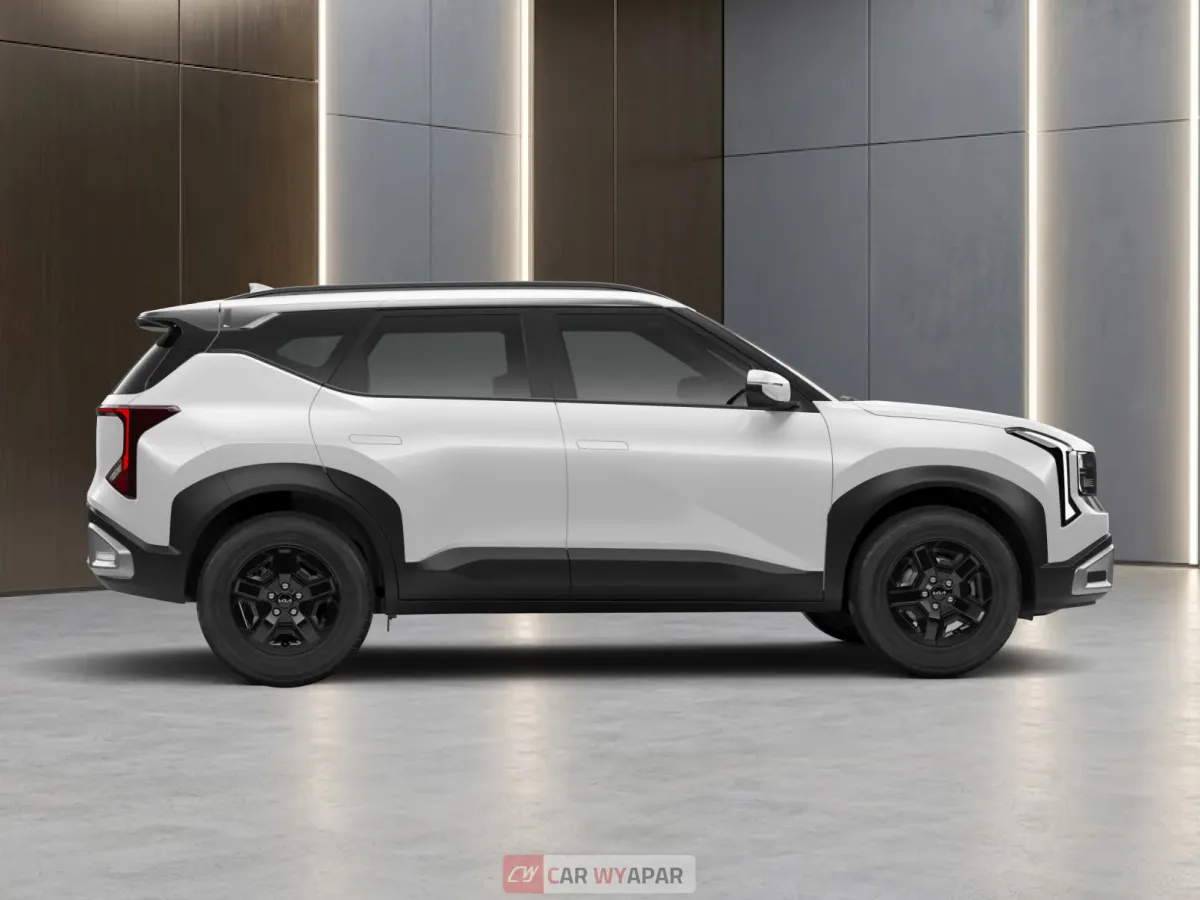 Front three-quarter view of a dark grey Seltos HTX (O) on a yellow background.